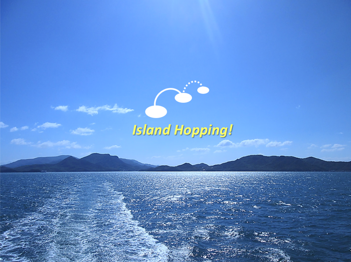 小豆島から豊島に向かうフェリーより。小豆島とキラキラと輝く海。