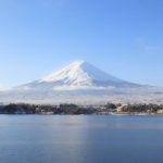 白き雲たなびき微かに光輝く霊峰富士・河口湖より遥拝