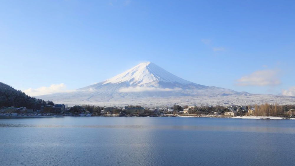 白き雲たなびき微かに光輝く霊峰富士・河口湖より遥拝