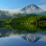 山梨県富士河口湖にある西湖から見た富士山の写真。水面に逆さ富士が映る