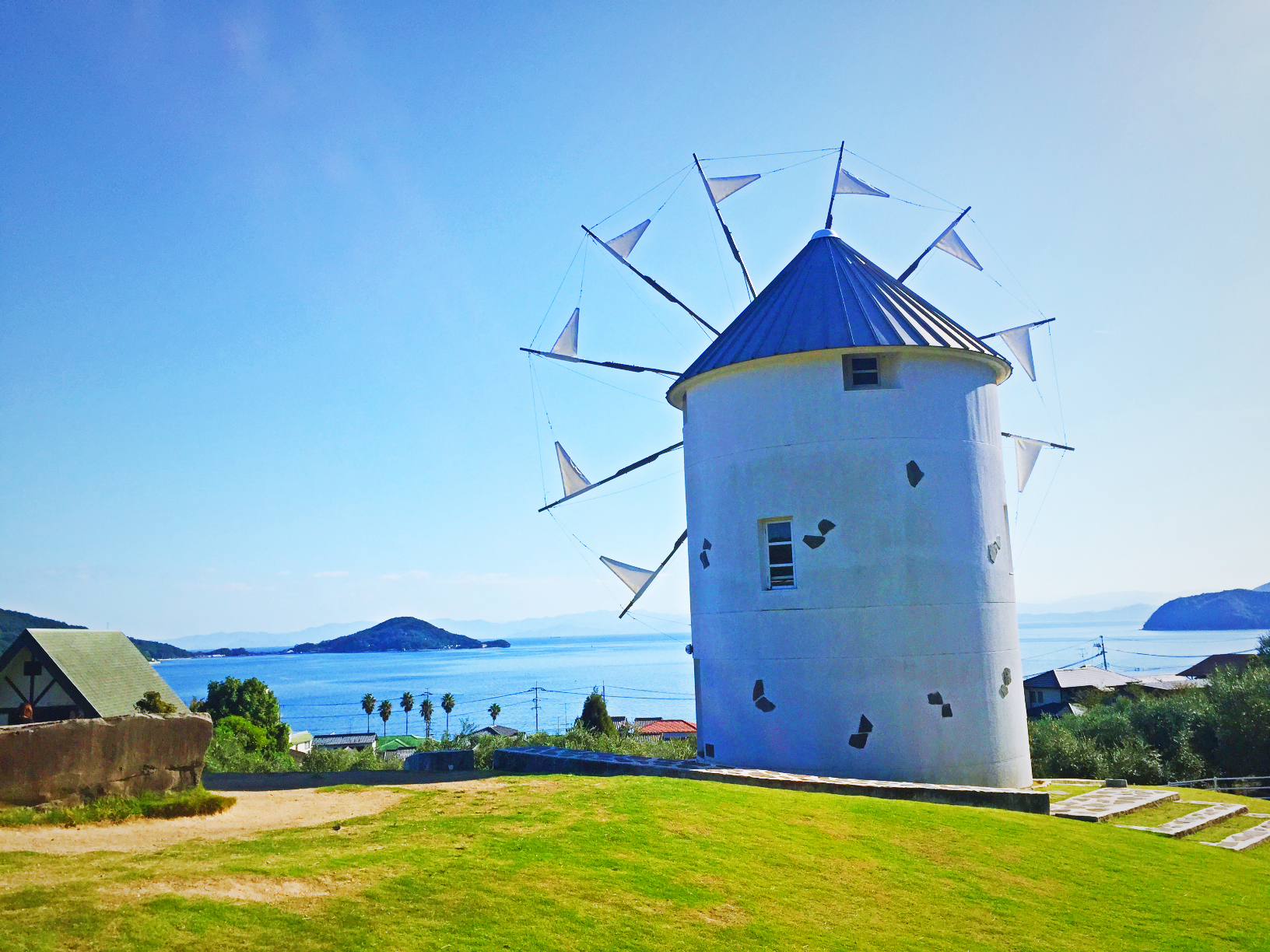 オリーブ公園内のギリシャ風車の写真。後ろ側から