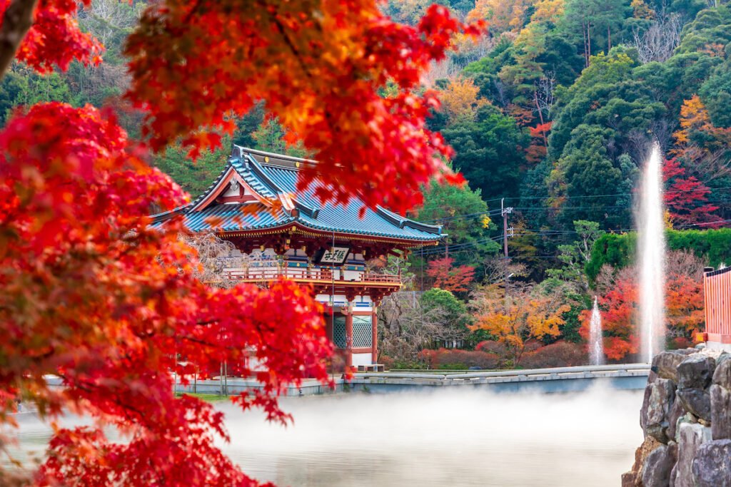 山門につづくお清め橋と手前には美しい紅葉の様子。