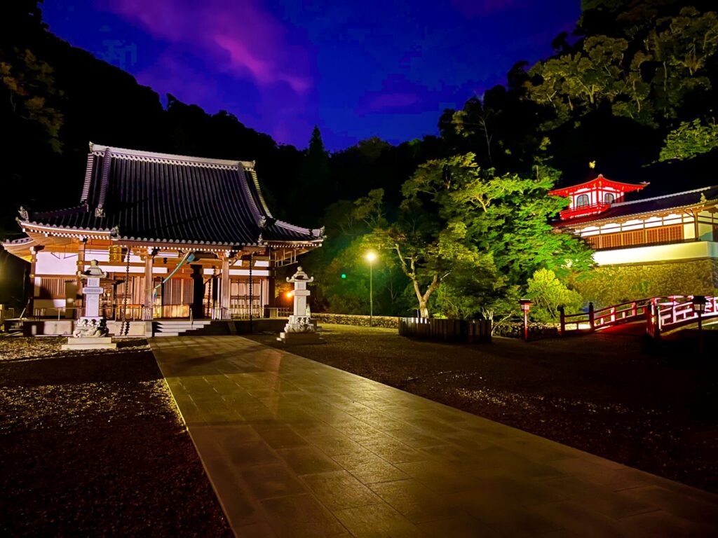 夜、ライトアップされた瀧安寺境内の幻想的な様子。