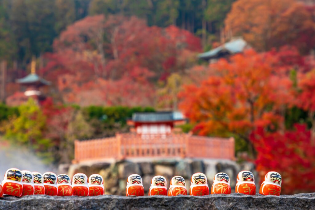 勝尾寺の「勝ちダルマ」が沢山横一列に並んでいる。