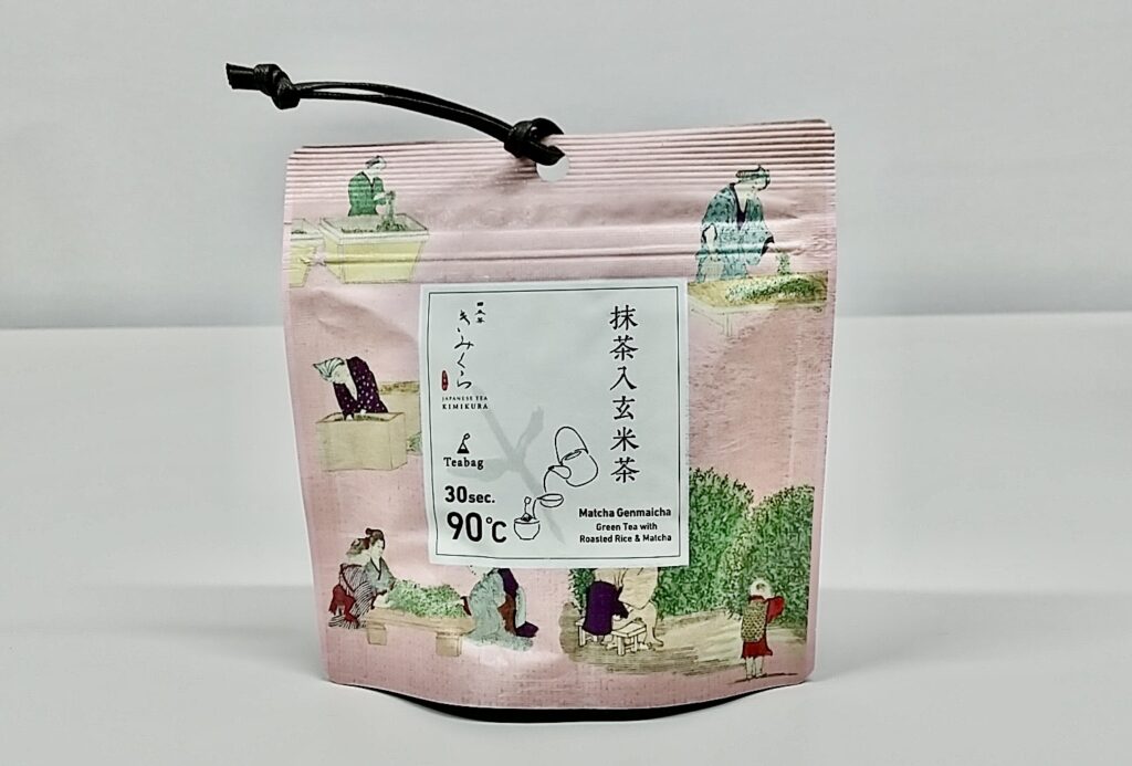 「日本茶きみくら」の日本茶「Art Print Package (Teabag) Collection」のうちの1つ、ピンク系のパッケージの商品。抹茶入り玄米茶で、袋には「製茶図」がデザインされている。