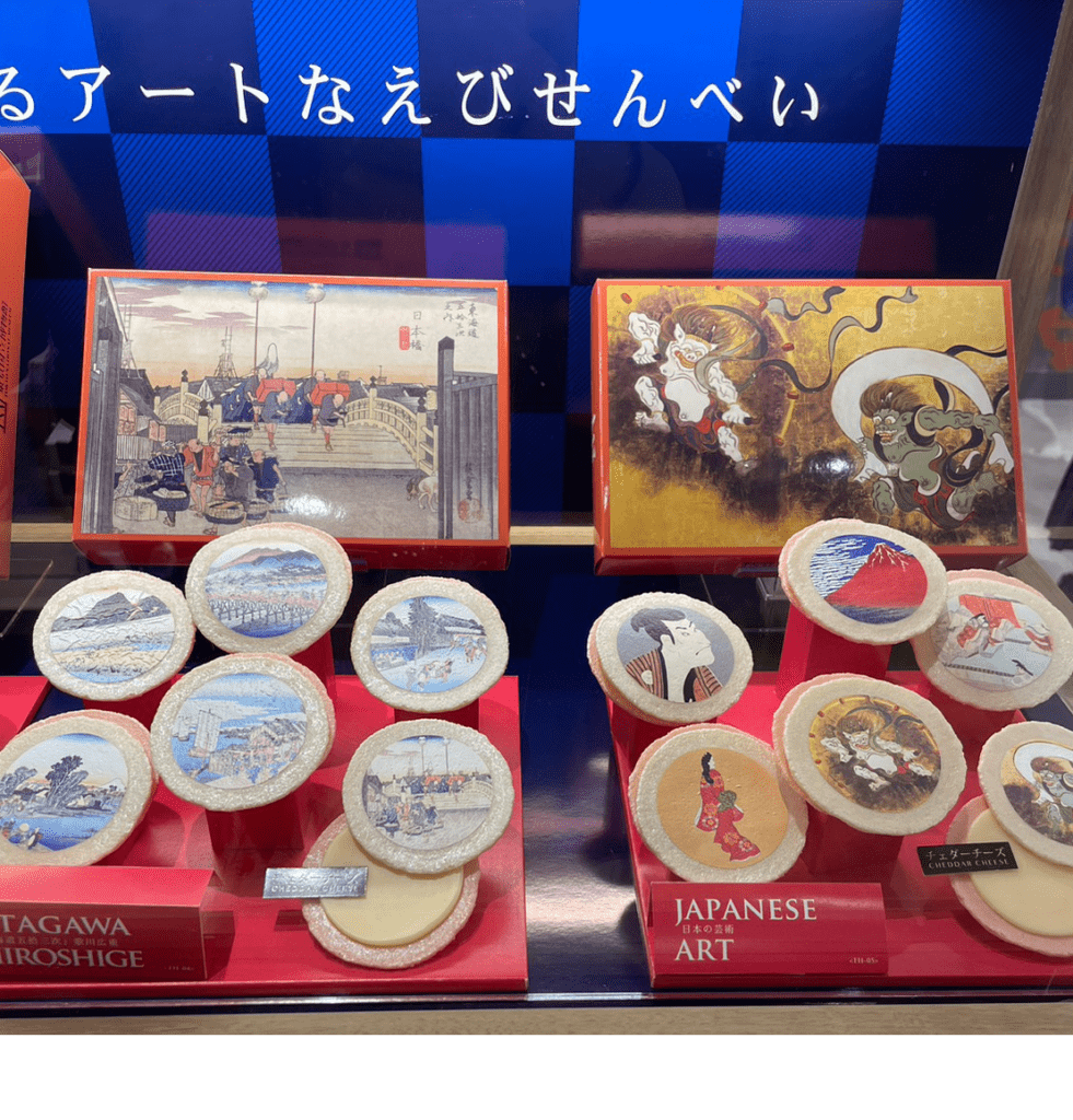 日本画がプリントされたアートなえびせんべいのサンプルが飾られたショーケース。