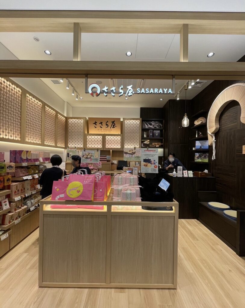 富山県の米菓専門店「ささら屋」の羽田エアポートガーデン店の店内の様子。