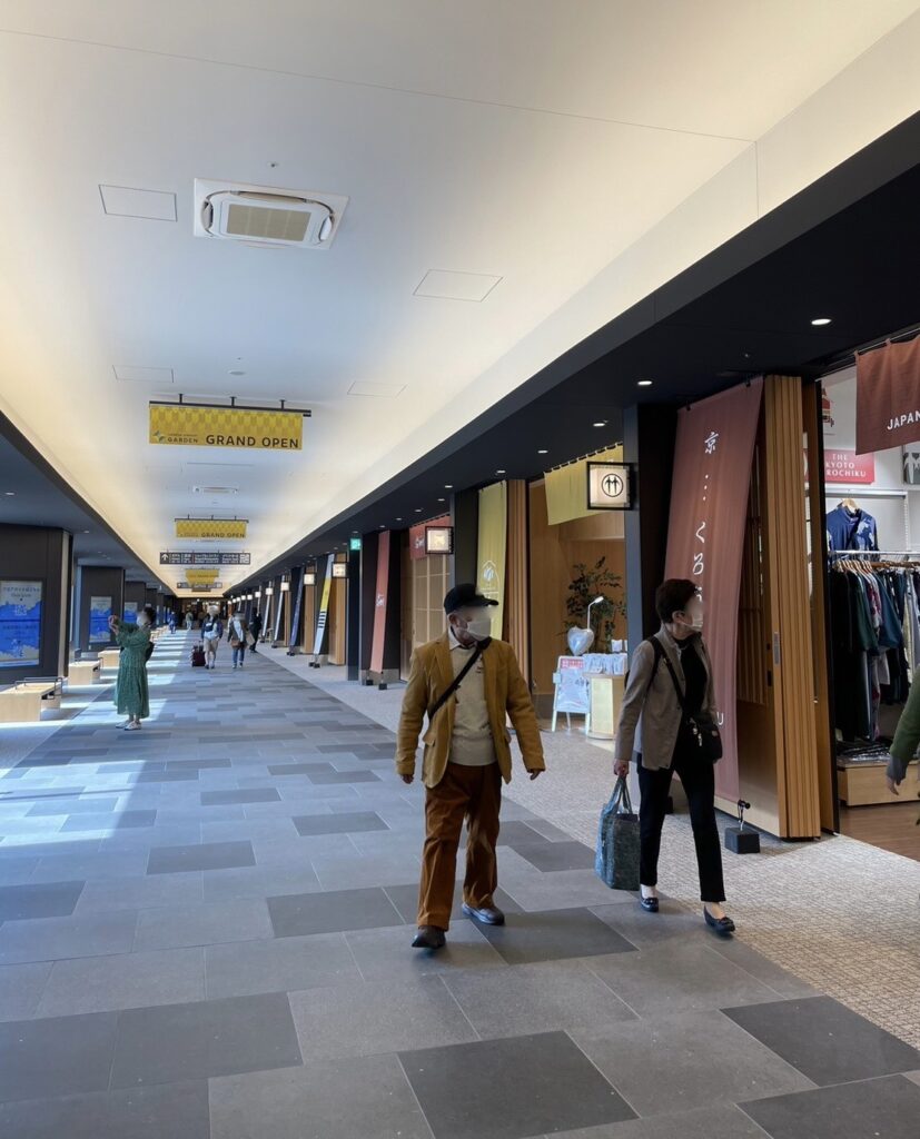 「羽田エアポートガーデン」にあるショッピングエリアの1つ「ジャパンプロムナード」。江戸時代の庄屋をイメージした店舗通り。