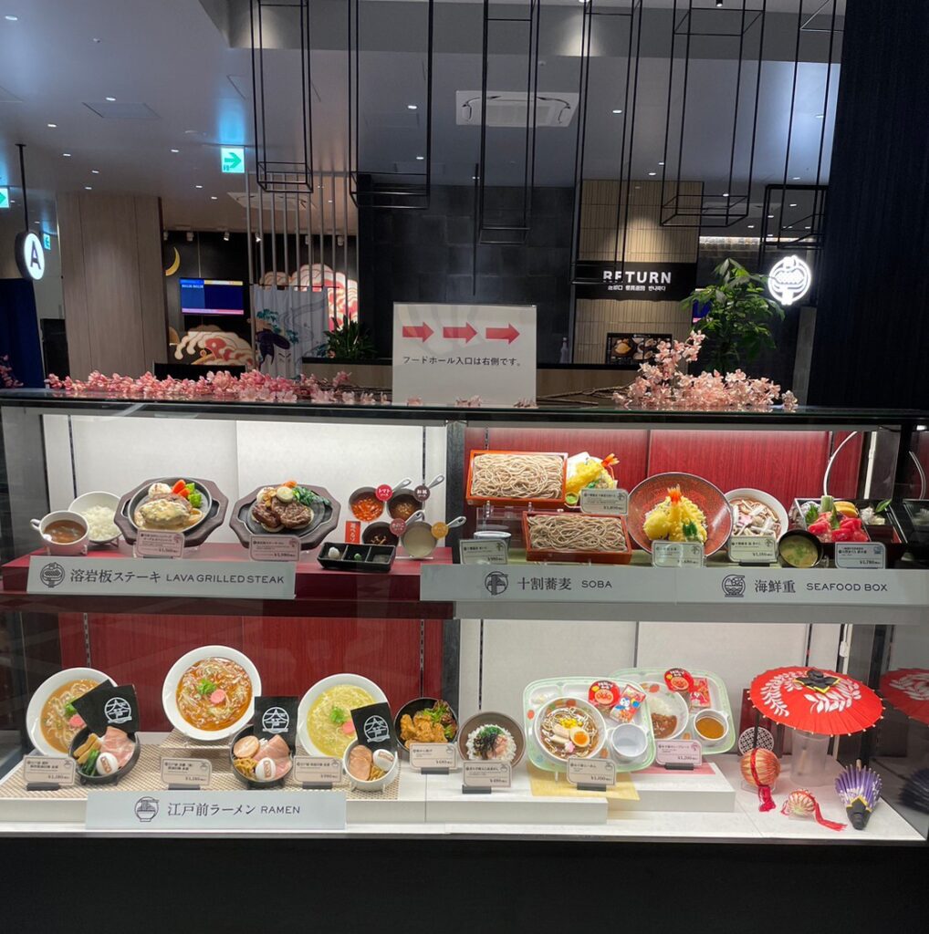 「羽田エアポートガーデン」にある日本食フードコート「大江戸フードホール」のメニューサンプルが並ぶショーケース。