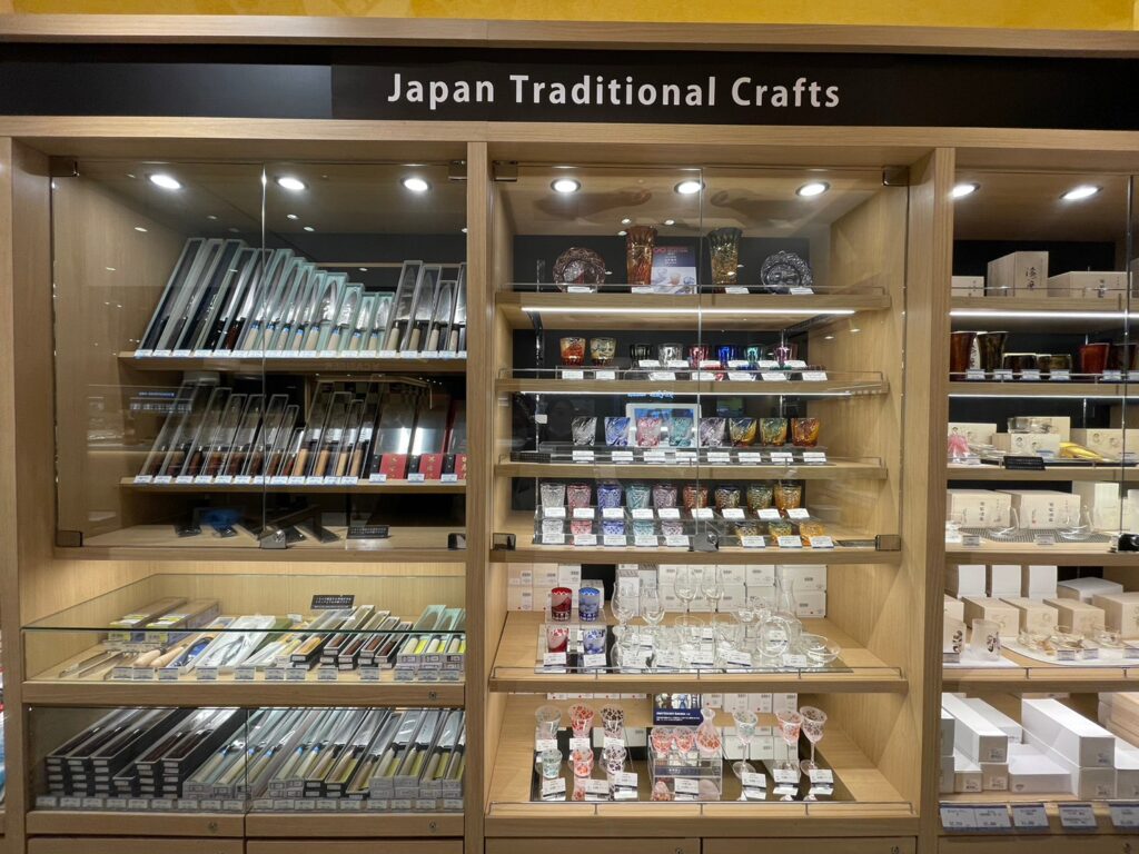 日本の伝統工芸品のギフトコーナー。江戸切子のグラスや日本製の包丁などが並んでいます。