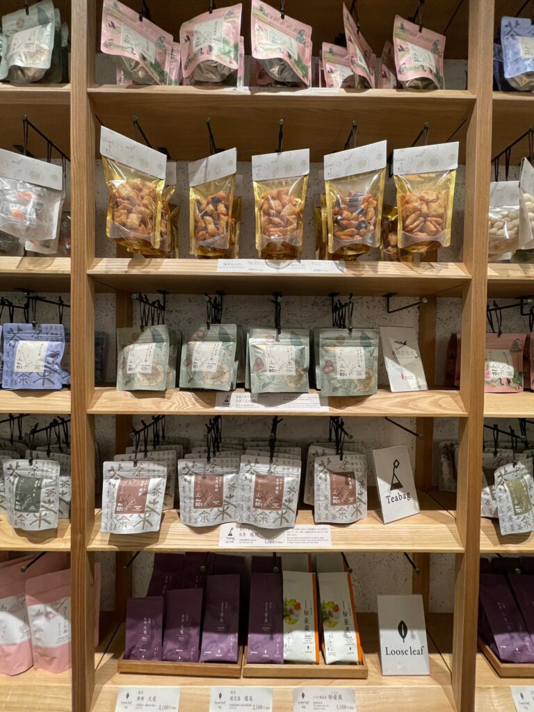 「羽田エアポートガーデン」内にある「日本茶きみくら」店内。日本茶とお茶菓子の小袋が陳列している。