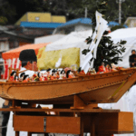 流し雛の小船に載せられた流し雛(淡島神社祭礼)