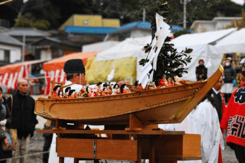 流し雛の小船に載せられた流し雛(淡島神社祭礼)