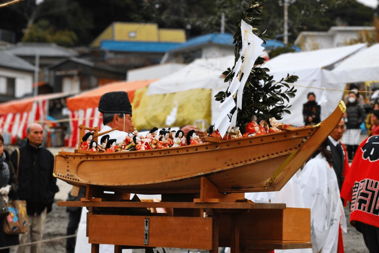 流し雛の小船に載せられた流し雛(淡島神社祭礼)