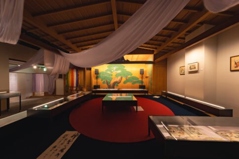 新宿歌舞伎町能舞台で開催される『北斎・英泉 艶くらべ ー歌舞伎町花盛りー』の会場風景