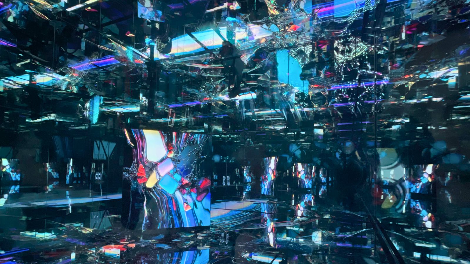 大阪・関西万博「null²」パビリオンの内部空間。鏡面とデジタル映像が融合した幻想的な展示風景。